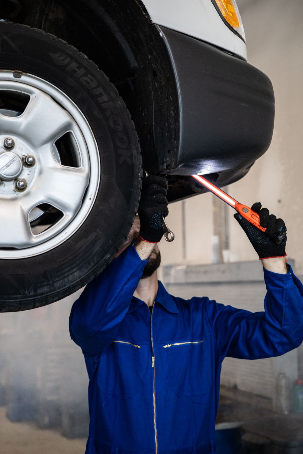 Monteur controleert zorgvuldig een auto in de werkplaats