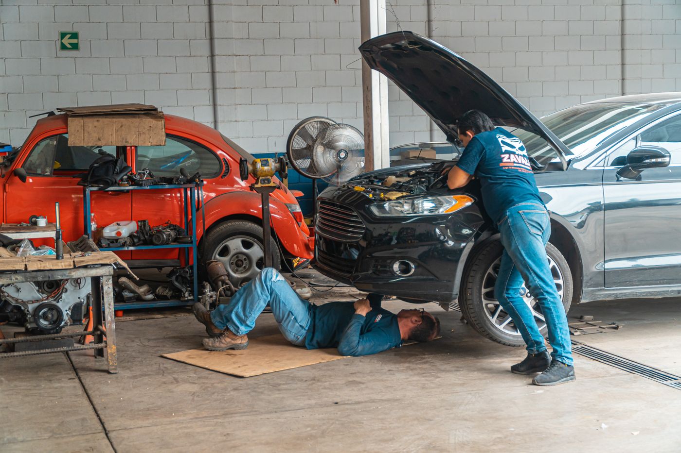 Monteurs aan het werk in een professionele garage